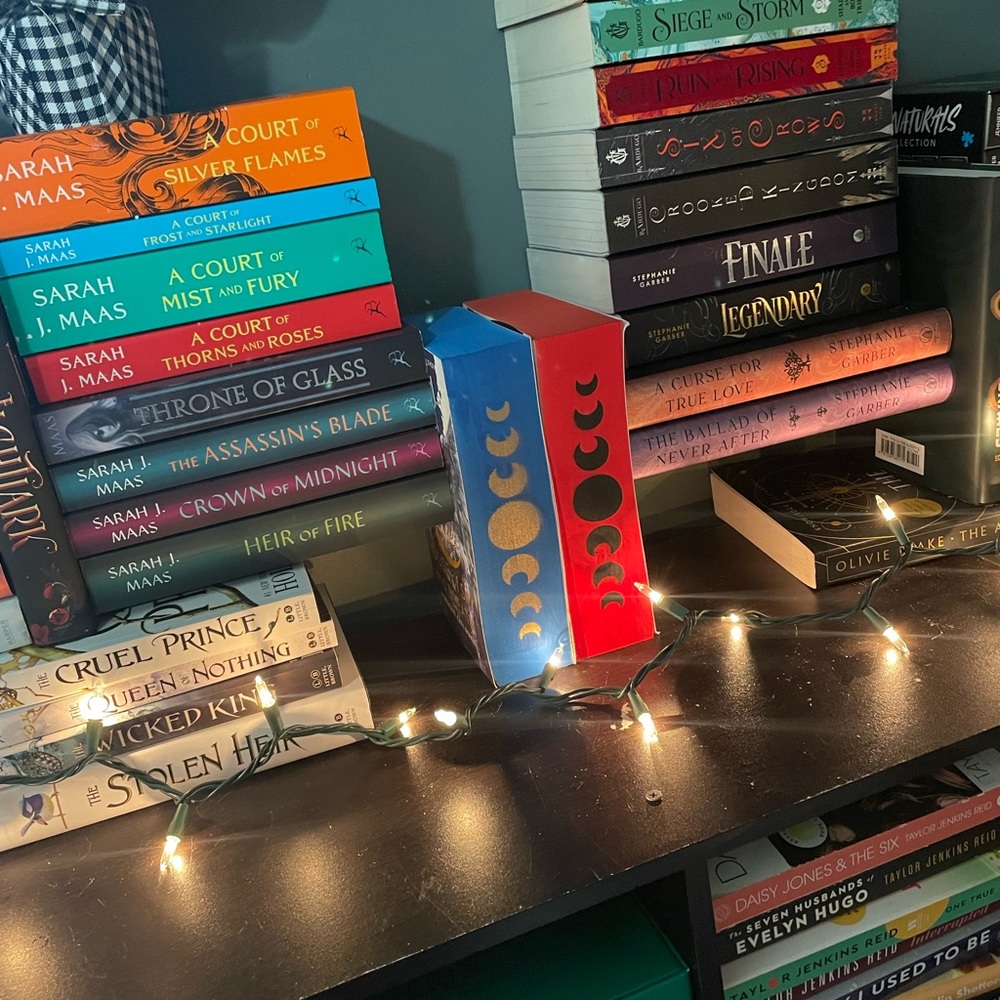 Bundle of Crescent City books, Custom Sprayed Edges